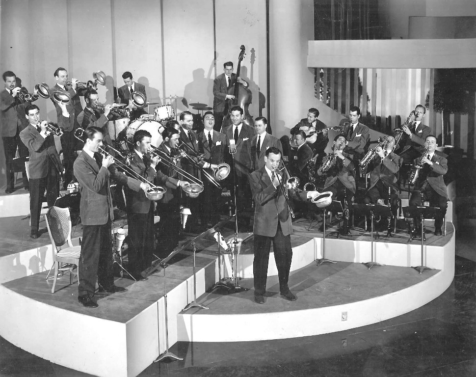 Glenn-Miller-and-His-Orchestra-on-the-set-of-Sun-Valley-Serenade-1941